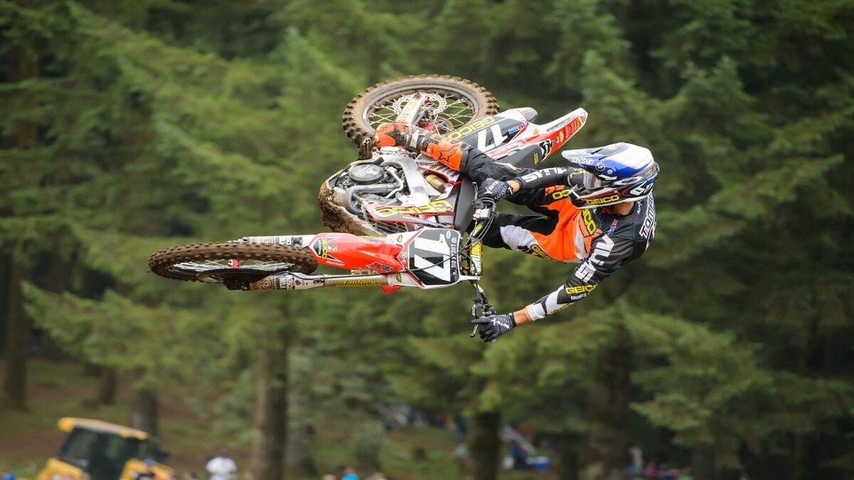 Uçan Motocross Ustası Duvar Kağıdı